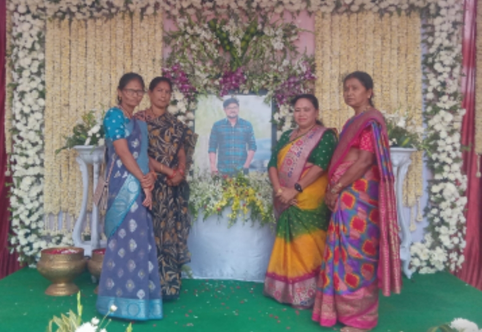 వెలగ మధుబాబు దశదినకర్మ కార్యక్రమంలో పాల్గొని నివాళులర్పించిన దిశా ఉమెన్ ప్రొడక్షన్ వెల్ఫేర్ ఫౌండేషన్ రాష్ట్ర కార్యదర్శి కోడెం సీతా కుమారి