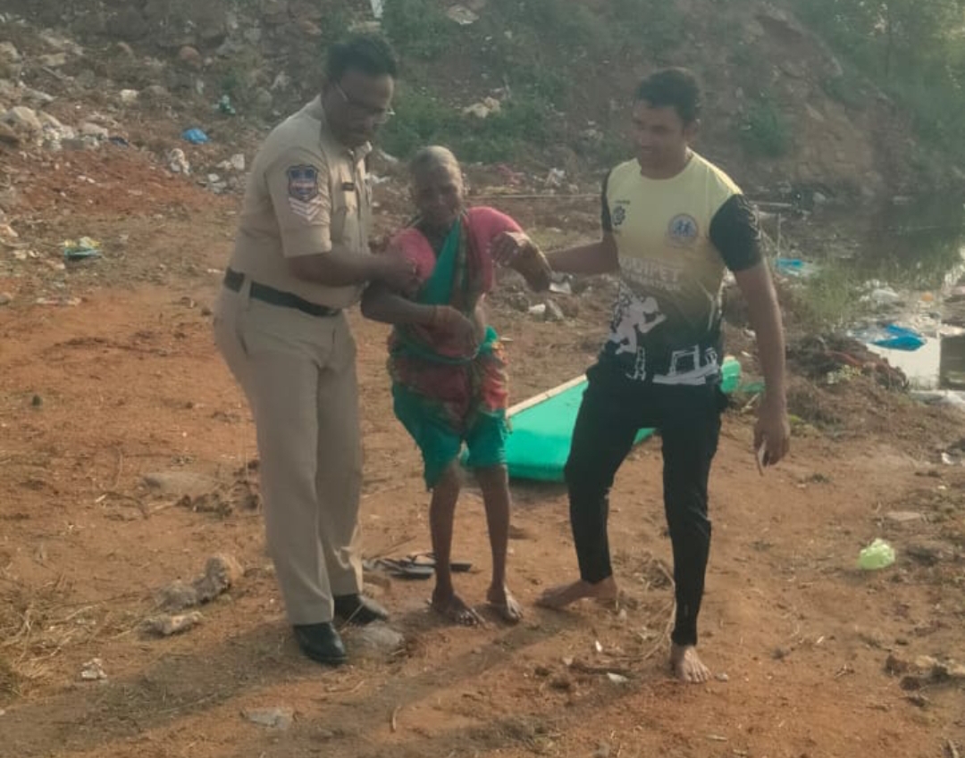 ఆత్మహత్యా చేసుకోబోయిన మహిళను కాపాడిన డిస్టిక్ గార్డ్ కానిస్టేబుల్