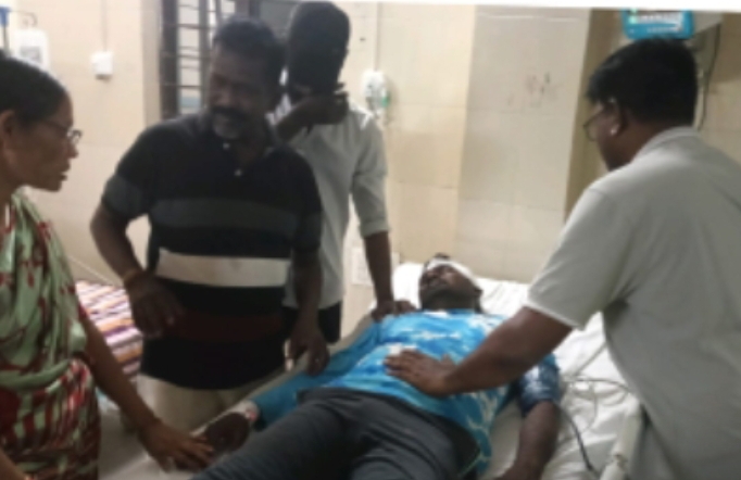 లారీ ఢీకొనడంతో రిపోర్టర్&zwnj;కు గాయాలు