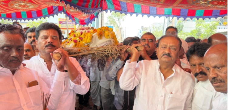 ముఖ్య అనుచరుడి పాడే మోసిన షబ్బీర్ అలీ