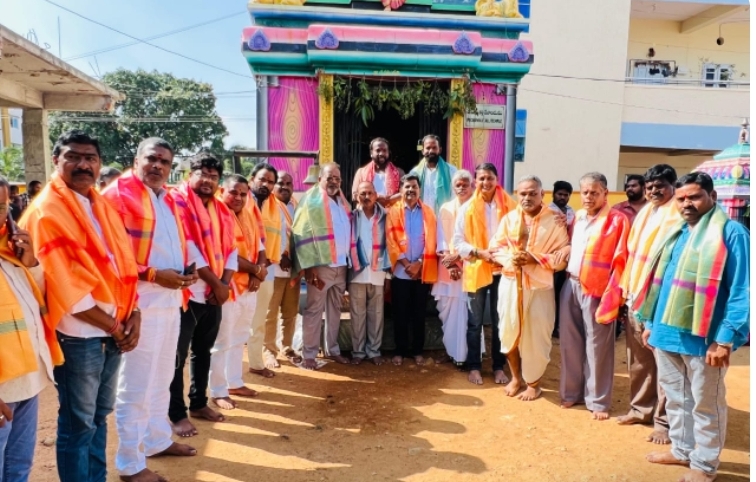 పోచమ్మ తల్లి అమ్మవారికి ప్రత్యేక పూజలు చేసిన బీఆర్ఎస్ యువ నాయకులు వై. రవీందర్ యాదవ్