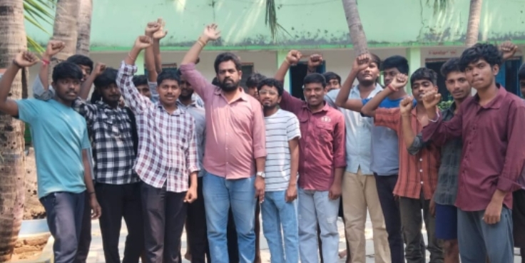 ఫీజుల కోసం పోరు దీక్ష