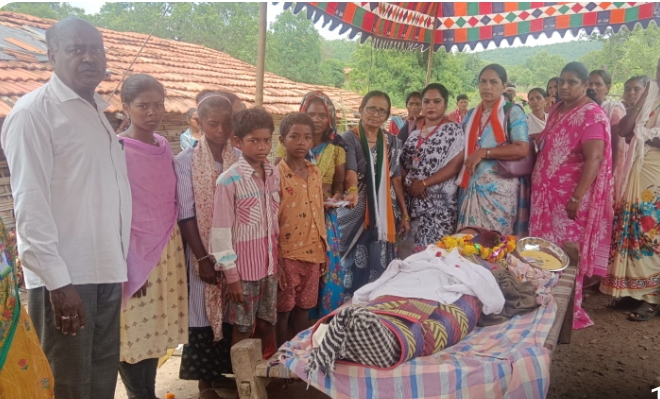 మృతుని కుటుంబానికి పదివేలు ఆర్థిక సహాయం