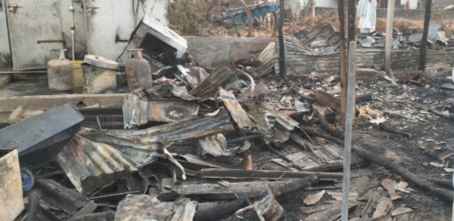 రూప్ల తండాలో అగ్నిప్రమాదం&hellip; కరెంట్ షాక్ తో కాలి బూడిదైన ఇల్లు