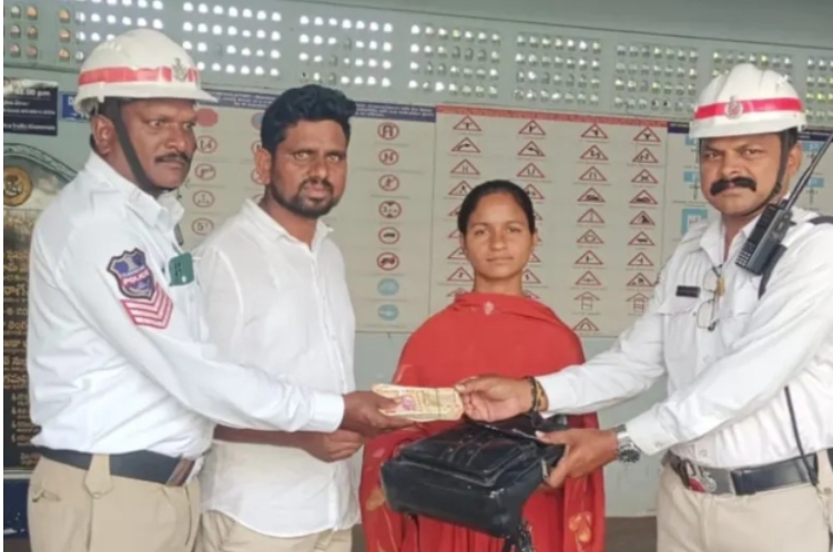 పోగొట్టుకున్న బ్యాగ్ అప్పగించిన ట్రాఫిక్ పోలీసులు, ఆటో డ్రైవర్