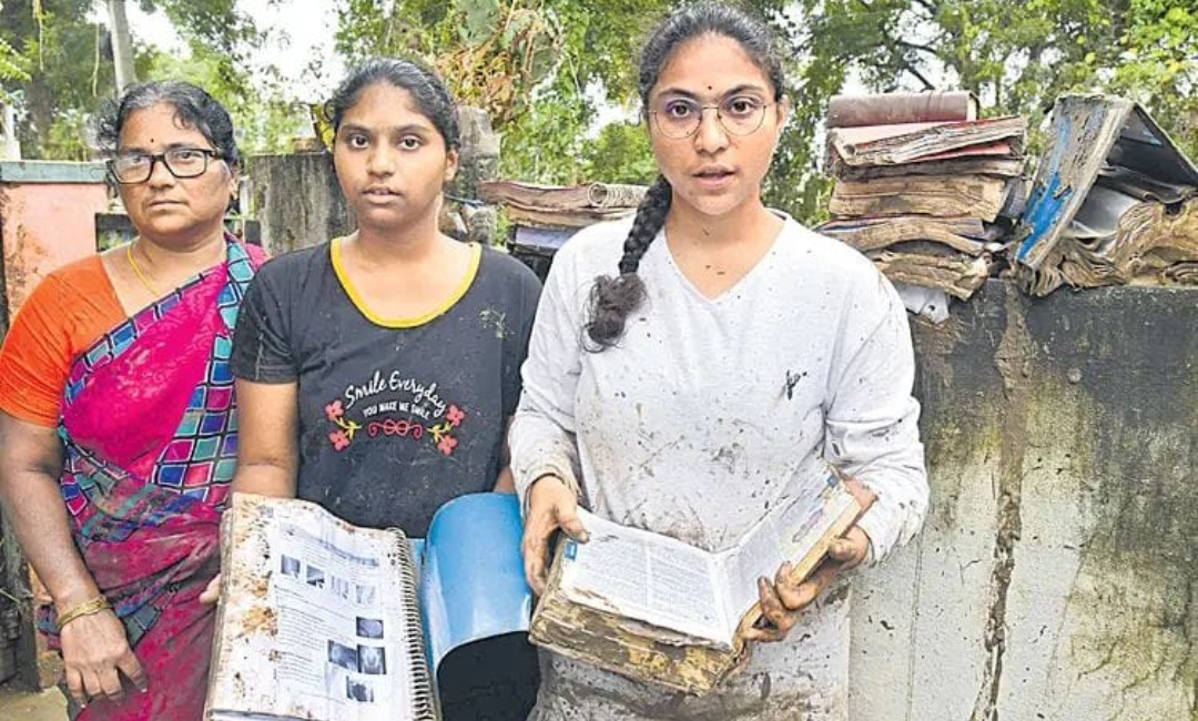 ఖమ్మం నగరాన్ని ముంచెత్తిన వరదలో కొట్టుకుపోయిన దాదాపు 500 మంది విద్యార్థుల సర్టిఫికెట్లు