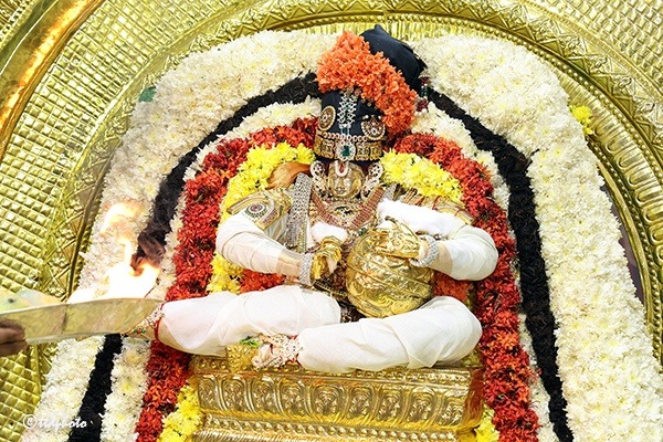 చంద్రప్రభ వాహనంపై వెన్న చిన్ని కృష్ణుడు అలంకరణలో శ్రీ ప్రసన్న వేంకటేశ్వరుడు