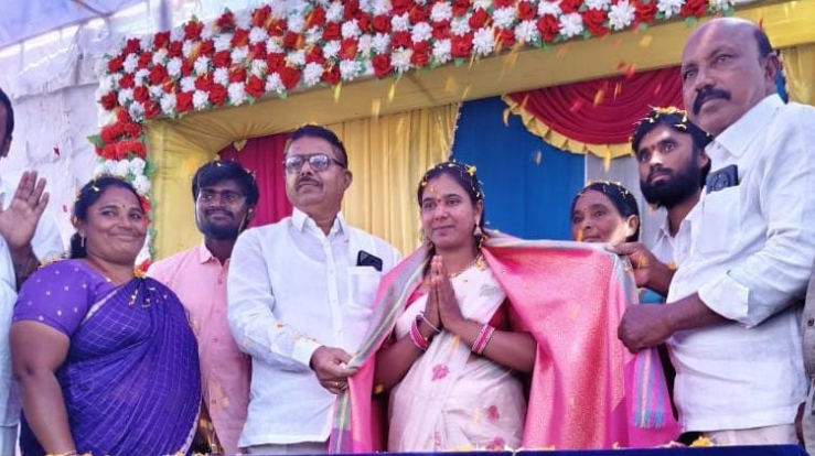 నూతన గ్రామ పంచాయతీ సర్పంచ్ ను సన్మానించిన బీఆర్ఎస్ పార్టీ నాయకులు యల్లంకి సత్యనారాయణ, లకావత్ గిరిబాబు