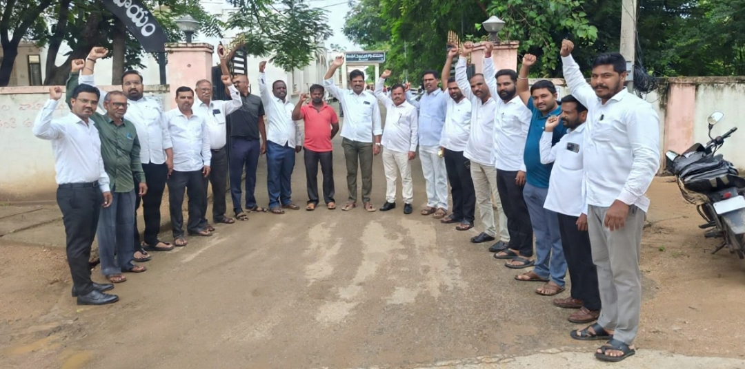 విధులను బహిష్కరించిన న్యాయవాదులు