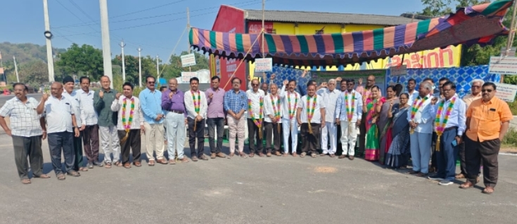 రాజన్న సిరిసిల్ల జిల్లా కలెక్టరేట్ ముందు రిటైర్డ్ ఉద్యోగుల నిరాహార దీక్షలు