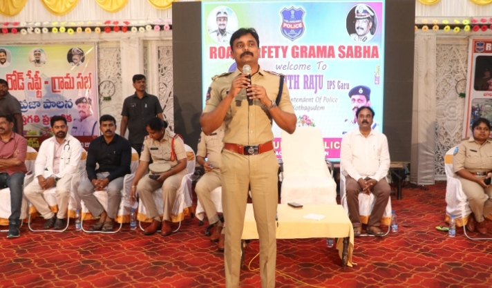 రోడ్డు భద్రతా నియమాలు పాటించాలి : జిల్లా ఎస్పీ రోహిత్ రాజు