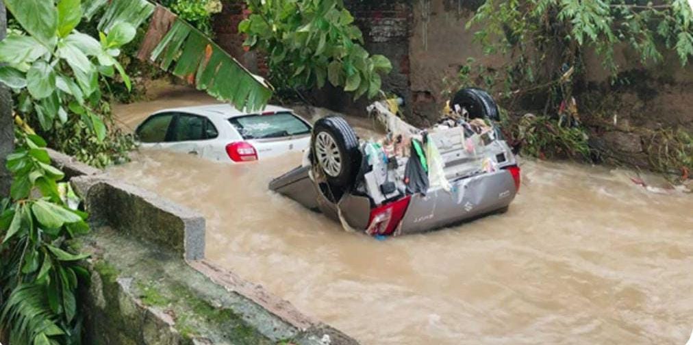 వరుదల్లో కొట్టుకుపోయిన కారు.. అందులోనే డెడ్ బాడీ