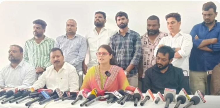 సంబంధంలేని విషయంలో తన భర్తను రాజకీయ కక్షలో భాగంగానే అరెస్టు చేశారు