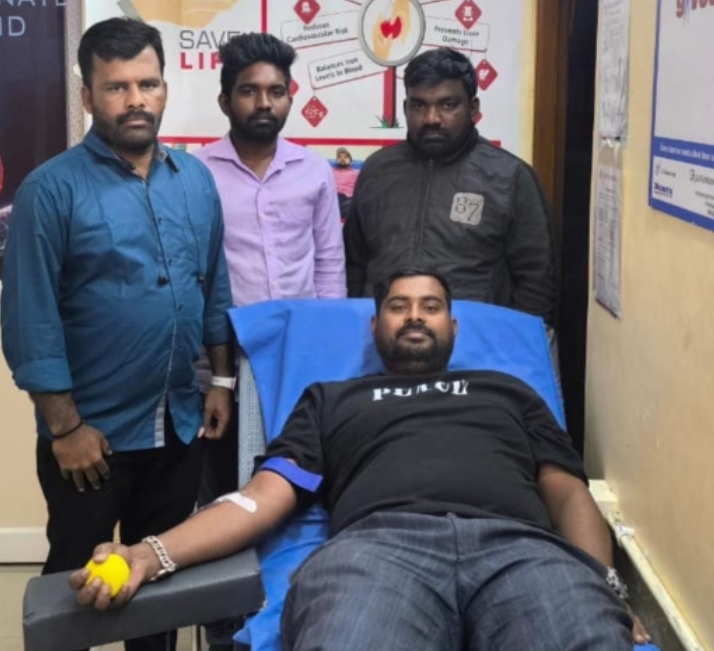 రక్తదానం చేసిన బి టాపర్ స్కూల్ డ్రైవర్