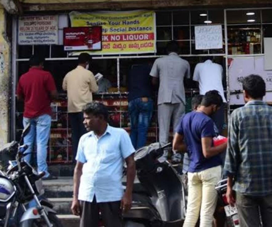 వరంగల్ మద్యం షాపులలో కాలం చెల్లిన బీర్లు అమ్మకాలు