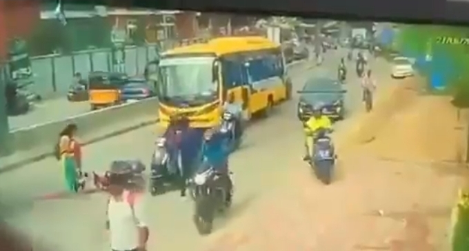 తల్లి ప్రాణం విలవిల.. స్కూలుకు తీసుకెళ్తుండగా కొడుకు మృతి