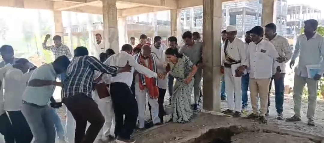 ఎమ్మెల్యే ప్రభుత్వ విప్ ఆది శ్రీనివాస్, కలెక్టర్ గరీమ అగ్రవాల్  కు త్రుటిలో తప్పిన ప్రమాదం