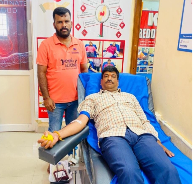 అత్యవసరంగా రక్తదానం చేసిన భూపాల్ రెడ్డి