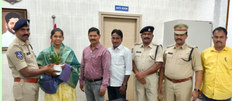 పాలిసెట్ నందు మొదటి ర్యాంక్ సాధించిన విద్యార్థిని శ్రీజ ను అభినందించిన జిల్లా ఎస్పి నరసింహ ఐపిఎస్