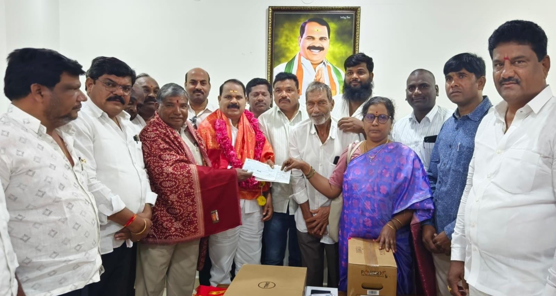 ఎమ్మెల్యే వేతనం ద్వారా కళాశాల సిబ్బందికి వేతనాలను 72 వేల రూపాయల చెక్కులను అందజేసిన ఎమ్మెల్యే వీర్లపల్లి శంకర్"