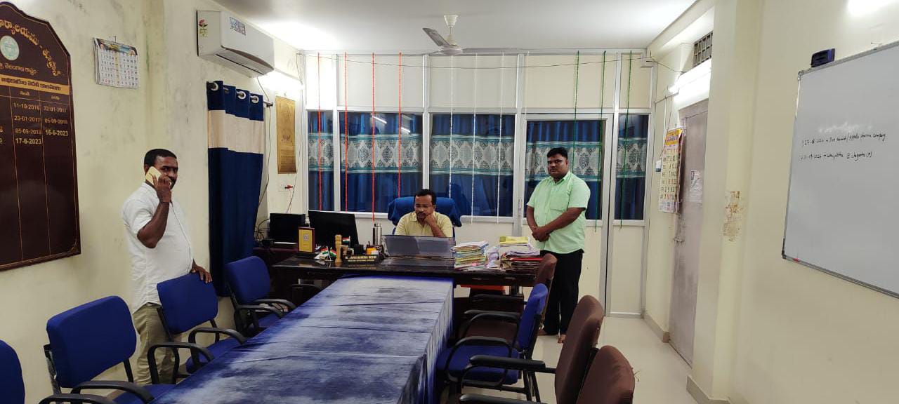 రాత్రిపూట వర్షాల కారణంగా చెక్పోస్టుల దగ్గర అధికారులు