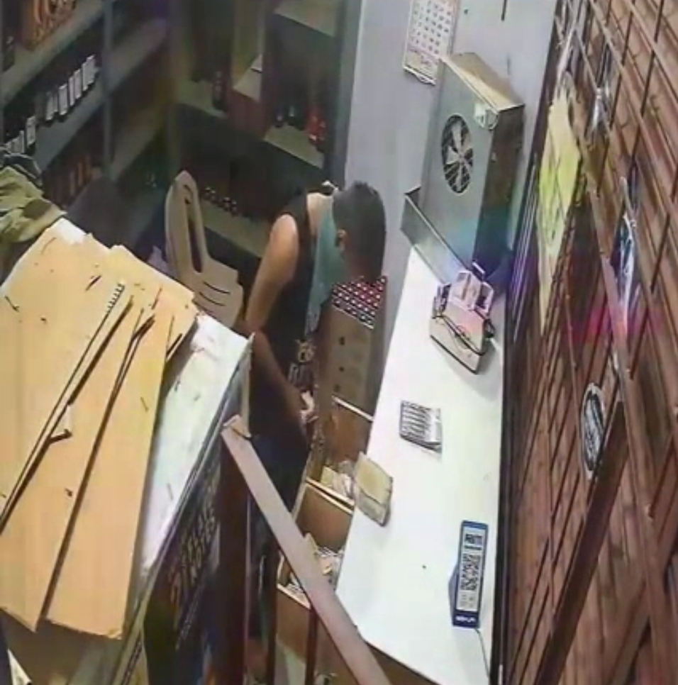 వైన్ షాపులో దూరి రూ.12 లక్షలు ఎత్తుకెళ్లిన దుండగులు