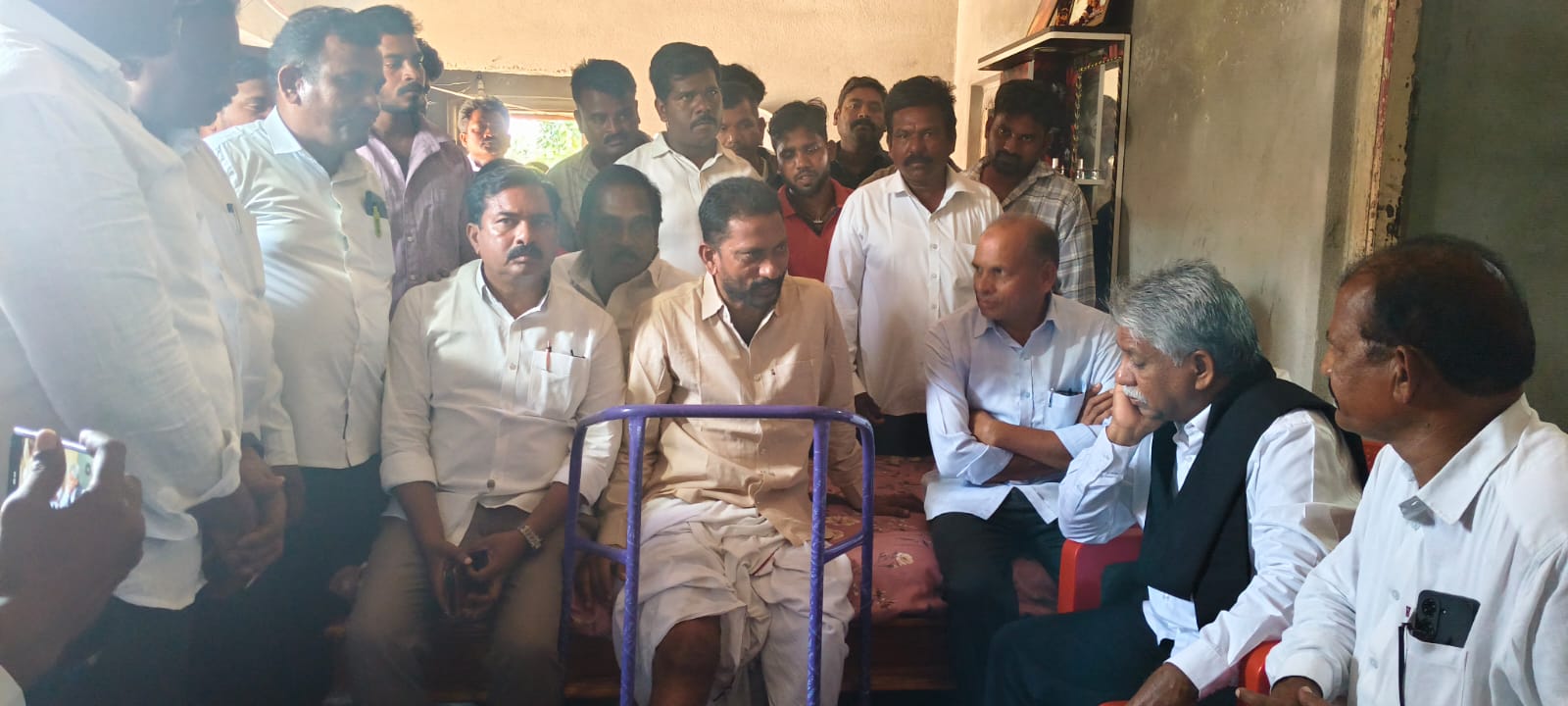 కాకర్ల గ్రామం : చెంగల గురునాథం ని పరామర్శించినా ఎమ్మార్పీఎస్ వ్యవస్థాపక అధ్యక్షులు మందకృష్ణ మాదిగ