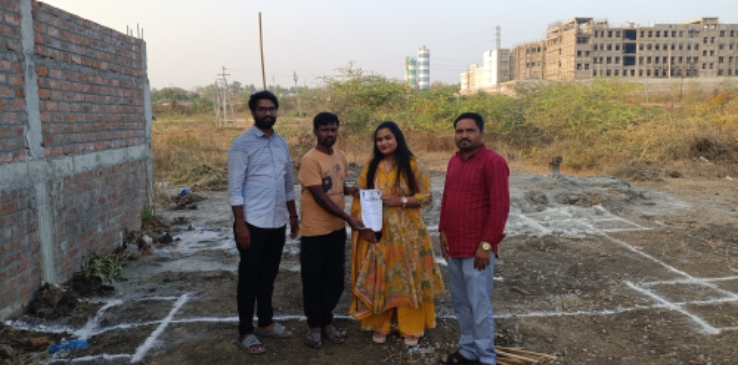 ఇందిరమ్మ ప్రొసీడింగ్ అందించిన 14వ వార్డ్ కౌన్సిలర్ రాంశెట్టి హర్షిత