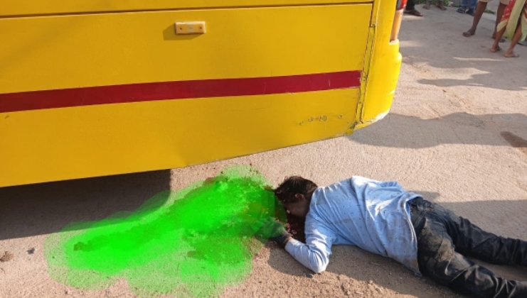 స్కూల్ బస్సు డ్రైవర్ అజాగ్రత్తతో క్లీనర్ మృతి