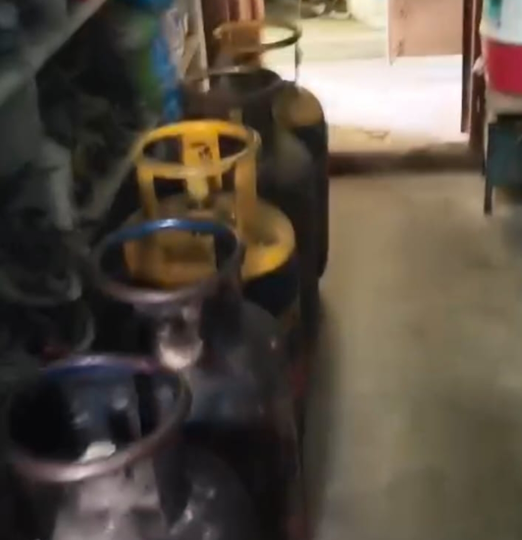 అక్రమంగా నిల్వచేసిన 41 గ్యాస్ సిలిండర్లు సీజ్ చేసిన సూర్యపేట పోలీస్