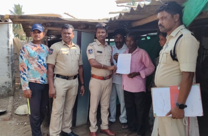 స్వయంగా ఇంటి వద్దకు వెళ్లి ఎఫ్ఐఆర్ నమోదు చేసిన చండుగొండ ఎస్సై శివరామకృష్ణ