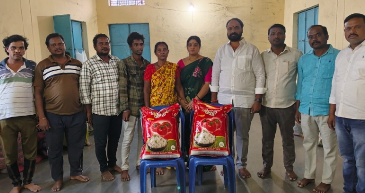 బియ్యం వితరణ చేసిన మున్సిపల్ మాజీ కౌన్సిలర్ కల్లూరి లత-మధు