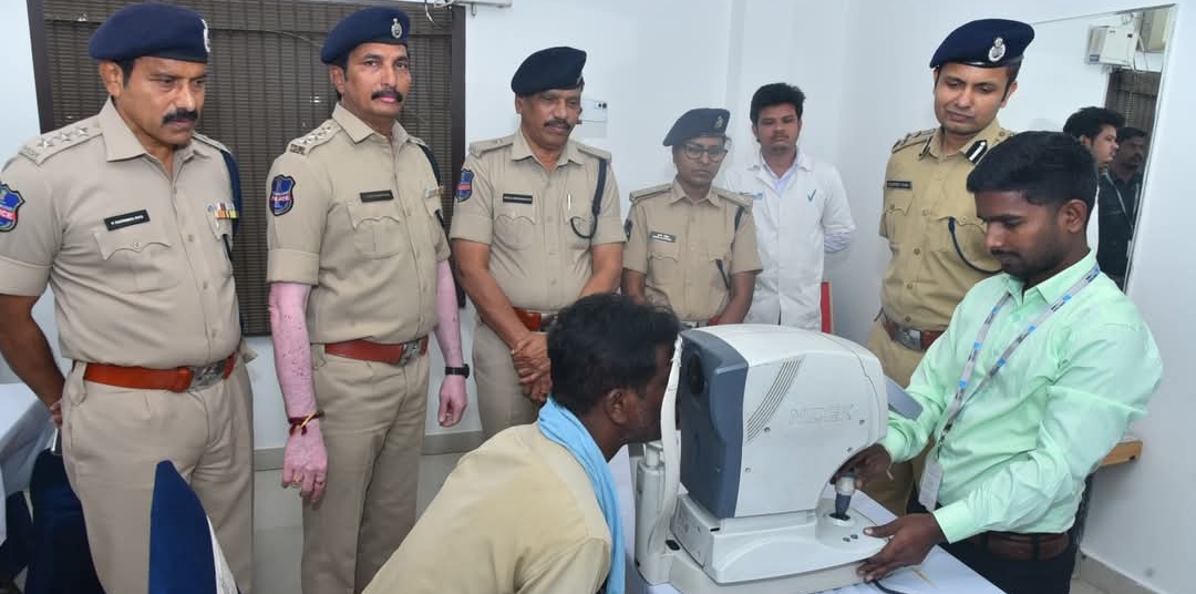 డ్రైవర్ల కంటి చూపు బాగుంటే రోడ్డు ప్రమాదాలను నివారించగలం : వరంగల్ పోలీస్ కమిషనర్ సన్ ప్రీత్ సింగ్, IPS