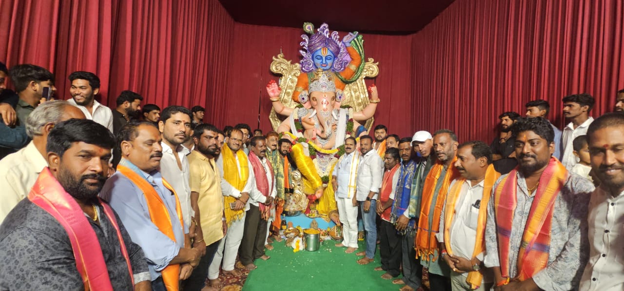 షాద్ నగర్ వినాయక మండపాల్లో దర్శించుకున్న ఎమ్మెల్యే వీర్లపల్లి శంకర్