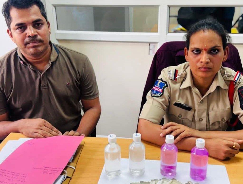 ఏసీబీకి చిక్కిన మహిళా ఎస్సై, రైటర్&zwnj;