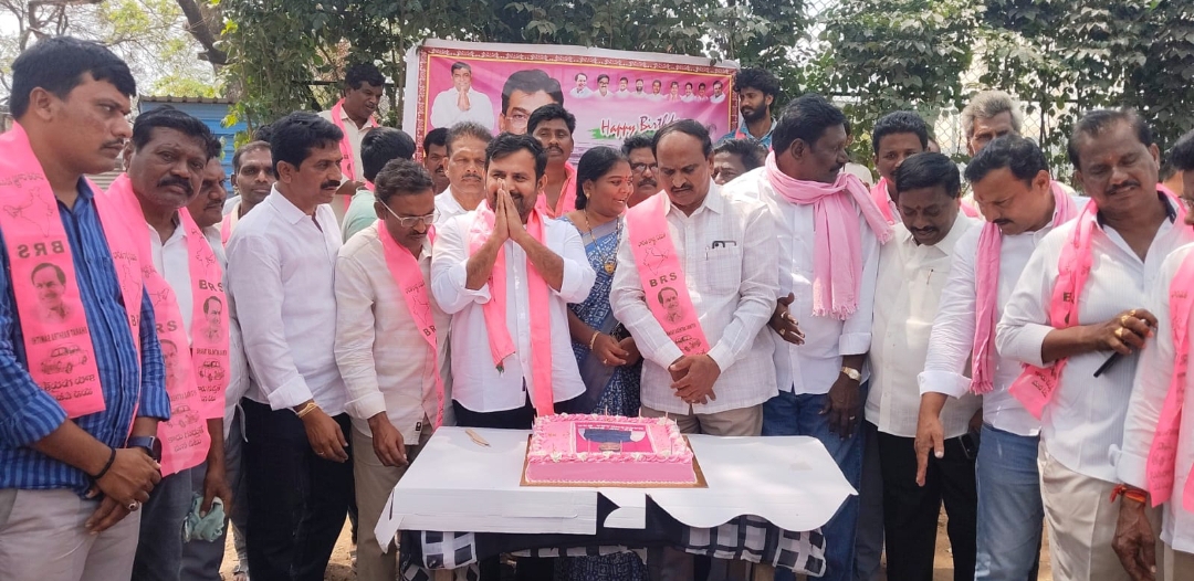 వైరా నియోజకవర్గం మాజీ ఎంపీ నామా నాగేశ్వరరావు జన్మదిన వేడుకలు నిర్వహించిన లాకావత్ గిరిబాబు