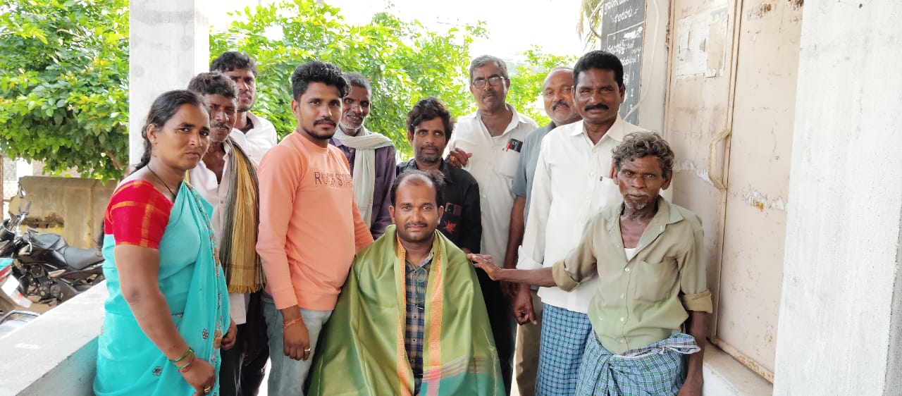 జూలూరుపాడు ఇంచార్జ్ గ్రామపంచాయతీ సెక్రటరీ హరిబాబు సన్మానించిన మల్టీపర్పస్ వర్కర్స్ మండల నాయకులు