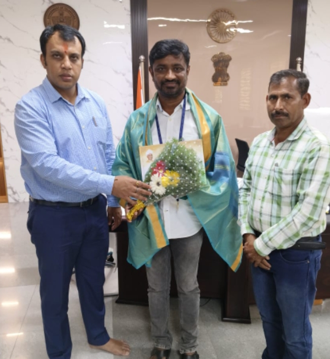 రాష్ట్రస్థాయి ఉత్తమ ఉపాధ్యాయుడికి కలెక్టర్ సన్మానం