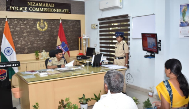 పోలీస్ ప్రజావాణి  కార్యక్రమంలో  32   ఫిర్యాదులను స్వీకరించిన సీ పి .సాయి చైతన్య