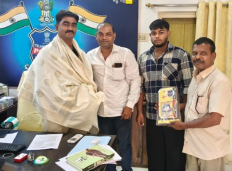 భూపాలపల్లి సీఐ నరేష్ కుమార్&zwnj;కు ఘన సన్మానం 