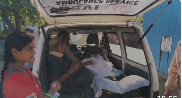 అంబులెన్స్ లో వచ్చి ఓటు హక్కును వినియోగించుకున్న ఇద్దరు రోగులు