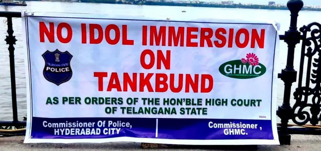 హుస్సేన్ సాగర్ లో గణేష్ నిమజ్జనానికి అనుమతి లేదు...ట్యాంక్ బండ్ పై వెలసిన ఫ్లెక్సీ లు