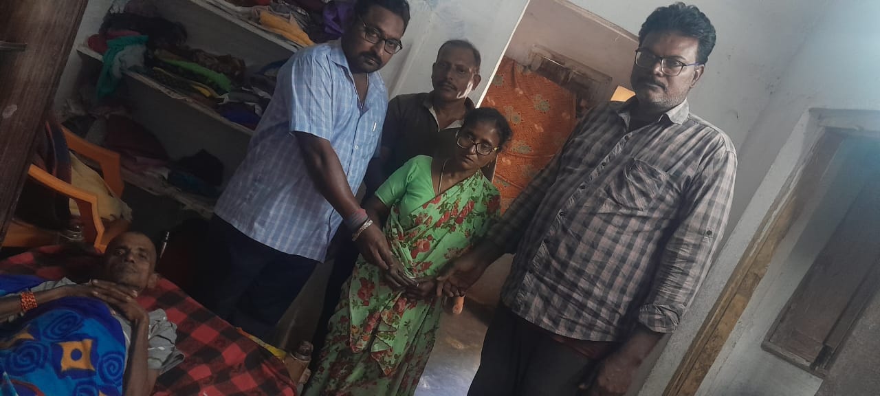 అనారోగ్యంతో బాధపడుతున్న తోటి ఎలక్ట్రిషన్ మిత్రుడు కు ఆర్థిక సహాయం అందజేత