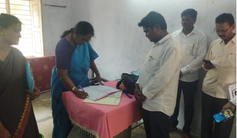 ప్రభుత్వ అధికారుల పనితీరు సక్రమంగా ఉండాలి : జడ్పీ సీఈవో నర్మదా