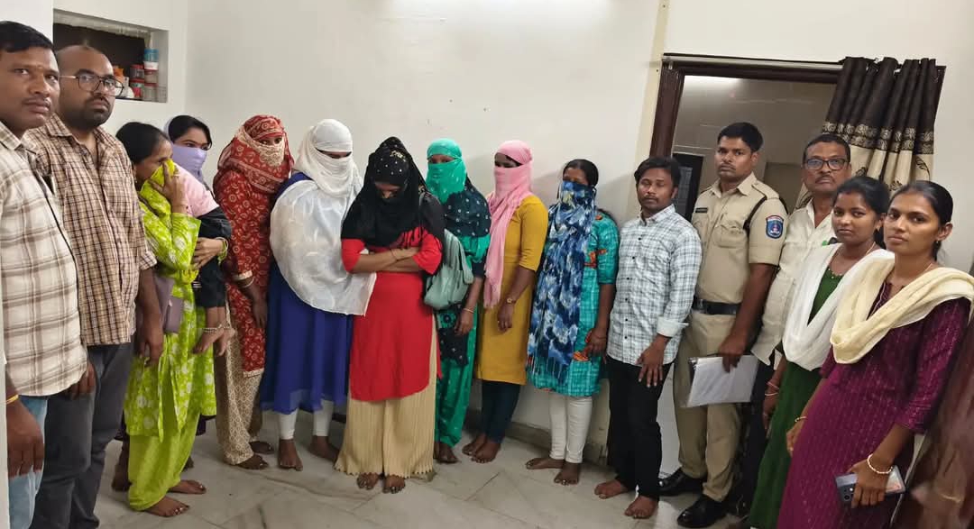 స్పా సెంటర్ పై పోలీసుల దాడి