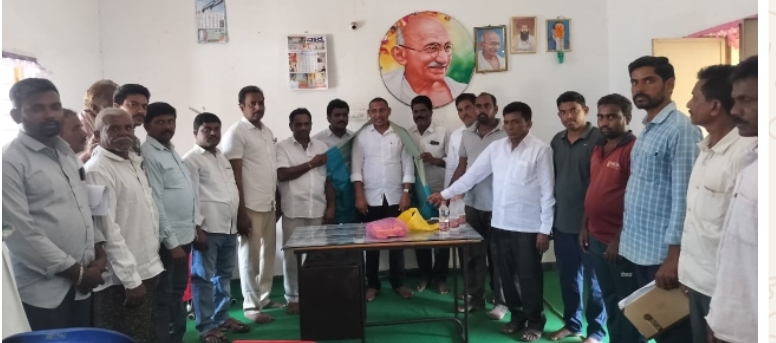జూలూరుపాడు మండల కాంగ్రెస్ పార్టీ అధ్యక్షులుగా ఎన్నికైన  మాలోత్ మంగీలాల్ నాయక్ శుభాకాంక్షలు తెలియజేసిన పాపకొల్లు గ్రామ సర్పంచ్ బాదావత్ రాంబాబు