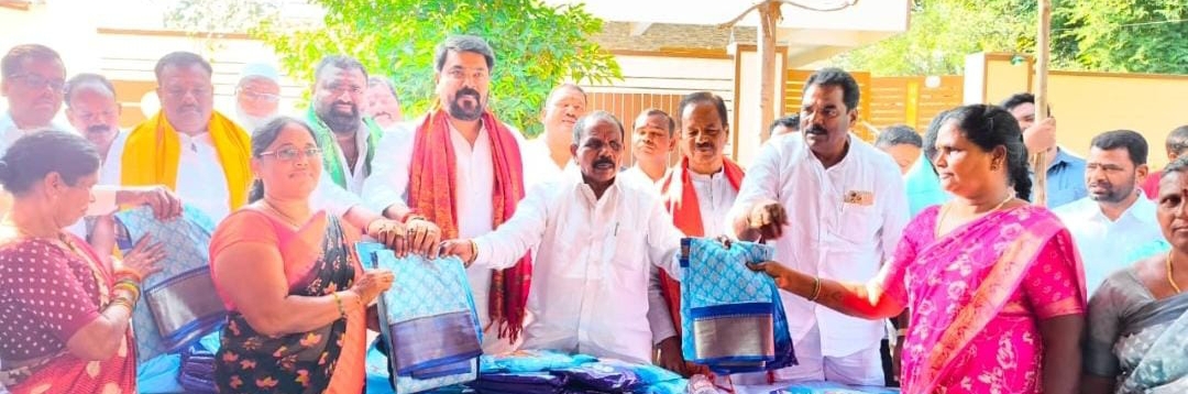 ఇందిరా మహిళా శక్తి చీరలు మహిళల ఆత్మగౌరవానికి ప్రతీక : జిల్లా గ్రంథాలయ సంస్థ ఛైర్మన్ ఎలుగంటి మధుసూదన్ రెడ్డి