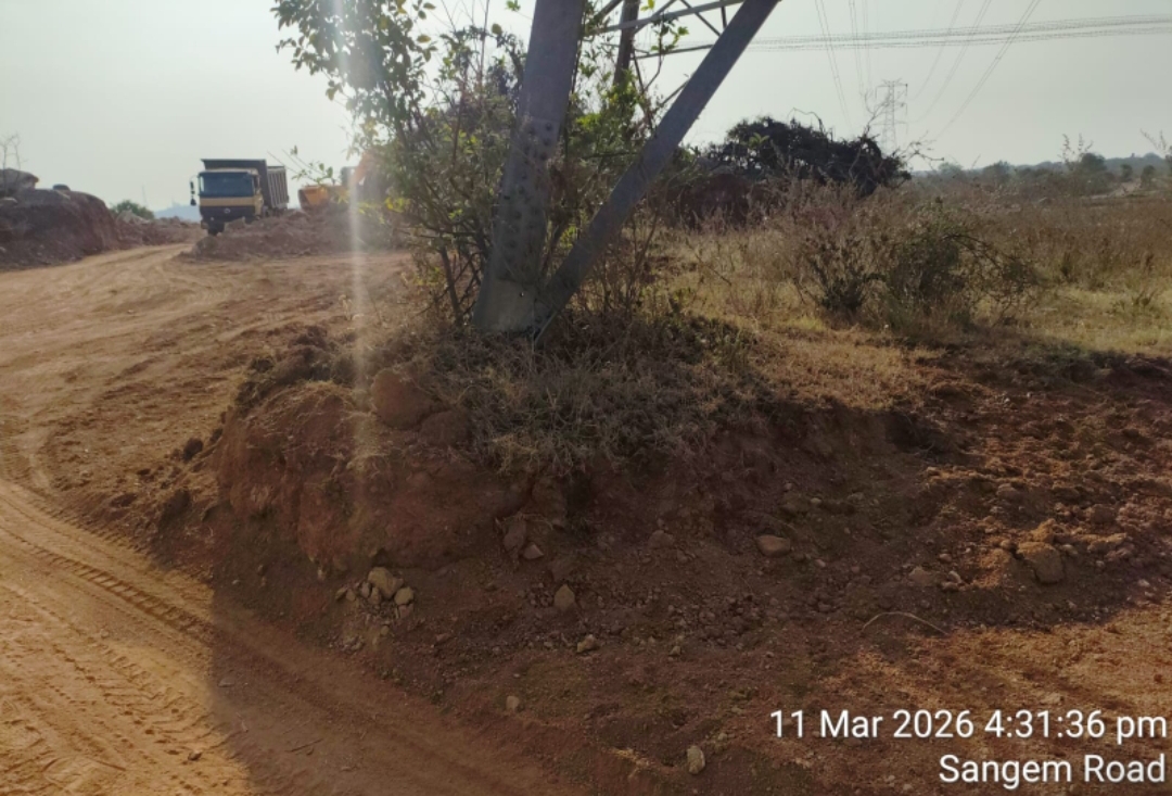 పట్టపగలే మట్టి  అక్రమ రవాణా