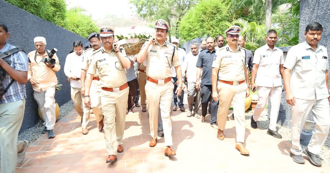 మాజీ డిజిపి దొర పాడే మోసిన రాష్ట్ర డిజిపి శివధర్ రెడ్డి,వీహైదరాబాద్ సిపి సజ్జనర్.