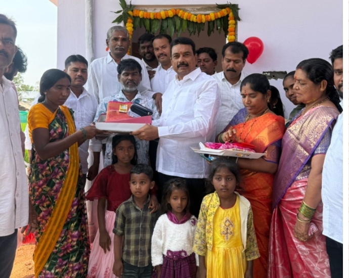 నూతనంగా నిర్మించిన ఇందిరమ్మ ఇళ్ల గృహప్రవేశాలను ప్రారంభించిన మాచారెడ్డీ మాజీ ఎంపీపీ నర్సింగ్ రావు